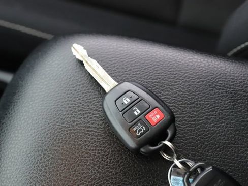 Used 2016 Toyota RAV4 XLE AWD/4WD image 19