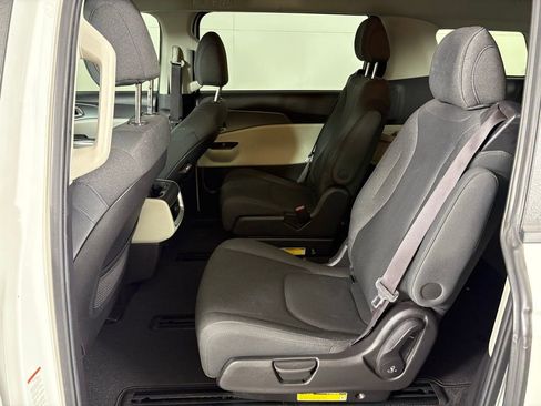 Used 2022 Kia Carnival LX image 34