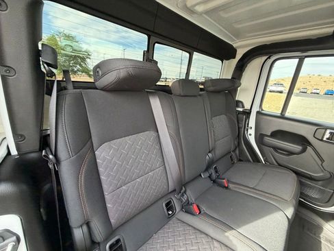 Used 2025 Jeep Gladiator Mojave w/ Convenience Group AWD/4WD image 18
