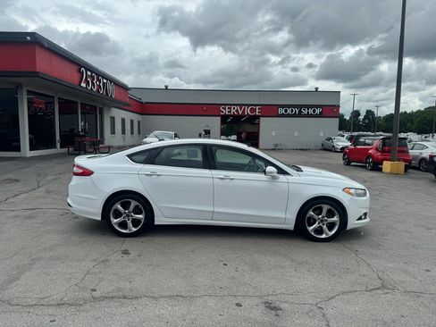 Used 2016 Ford Fusion SE FWD image 2