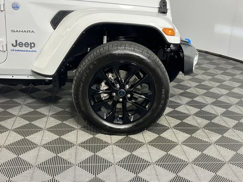 Used 2024 Jeep Wrangler Unlimited Sahara w/ Technology Group image 12