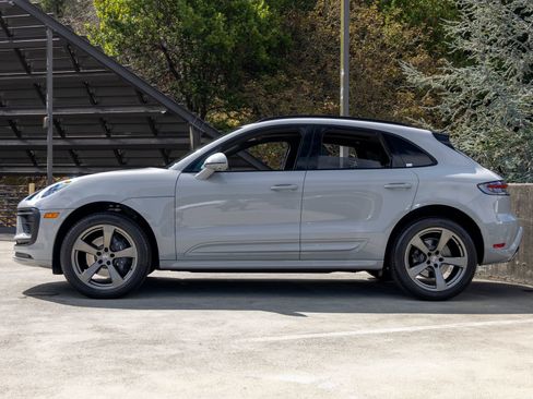 Certified 2025 Porsche Macan AWD/4WD image 2