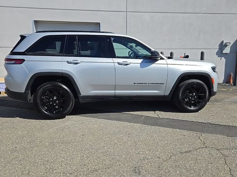 Certified 2025 Jeep Grand Cherokee Altitude image 5