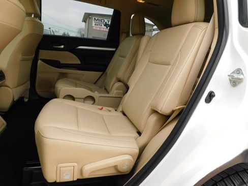 Used 2017 Toyota Highlander XLE image 19