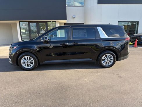 Used 2024 Kia Carnival LX FWD image 2
