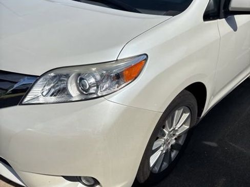 Used 2015 Toyota Sienna XLE w/ XLE Navigation Package image 5