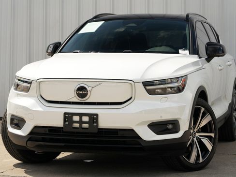 Used 2022 Volvo XC40 P8 Recharge Plus image 3