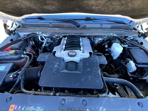 Used 2017 Cadillac Escalade Premium Luxury image 31