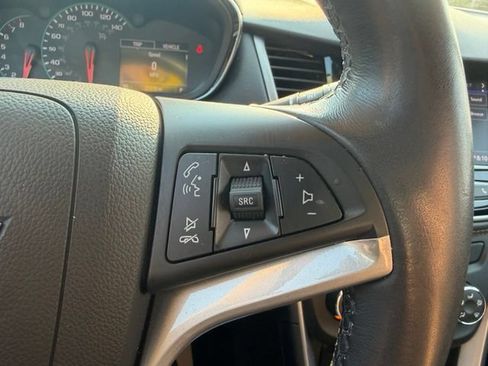 Used 2022 Chevrolet Trax LT w/ LT Convenience Package FWD image 19