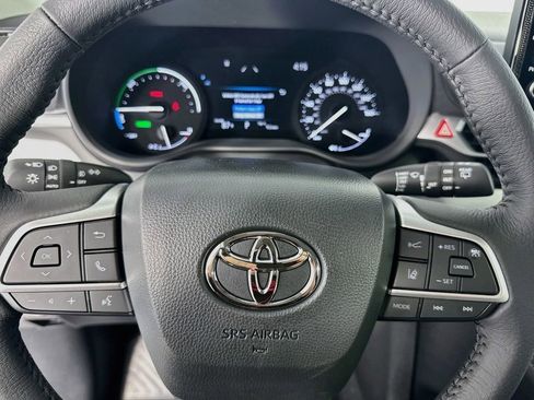 New 2026 Toyota Sienna XLE FWD image 15