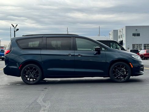 Used 2023 Chrysler Pacifica Limited w/ S Appearance Package AWD/4WD image 8