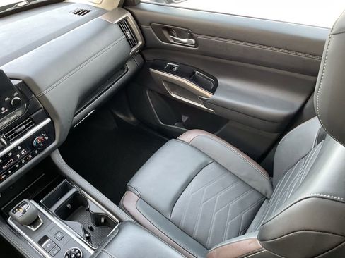 Used 2024 Nissan Pathfinder Platinum w/ Cargo Package image 18