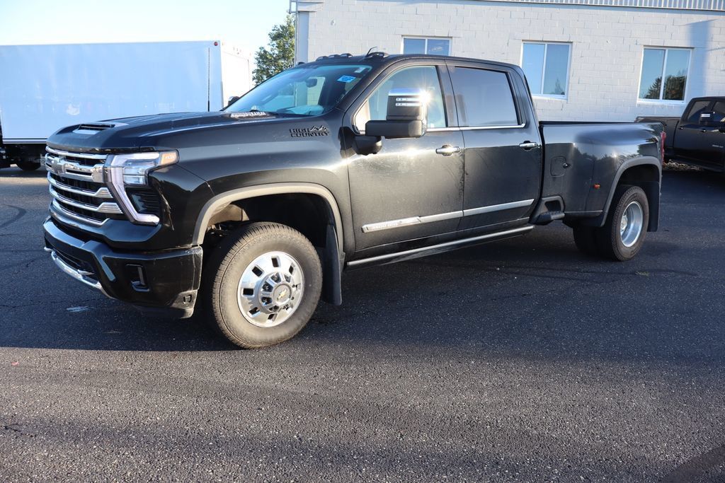 Used 2024 Chevrolet Silverado 3500 High Country w/ High Country Premium Package AWD/4WD image 2
