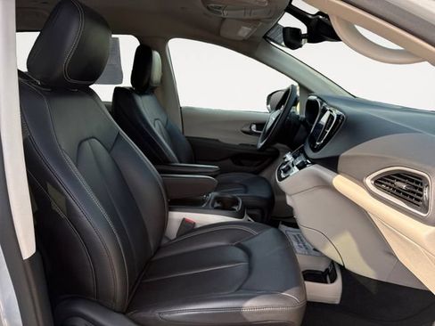 Used 2024 Chrysler Pacifica Touring-L FWD image 15