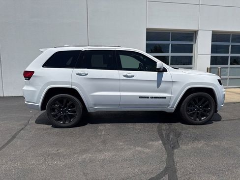 Used 2020 Jeep Grand Cherokee Altitude AWD/4WD image 3