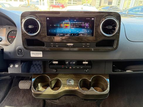 Used 2020 Mercedes-Benz Sprinter 2500 image 35
