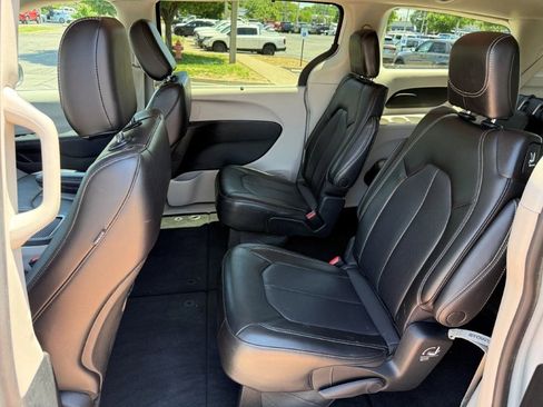 Used 2023 Chrysler Pacifica Touring-L FWD image 17