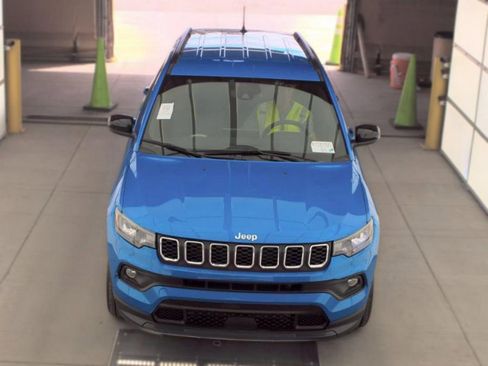Used 2024 Jeep Compass Latitude AWD/4WD image 2