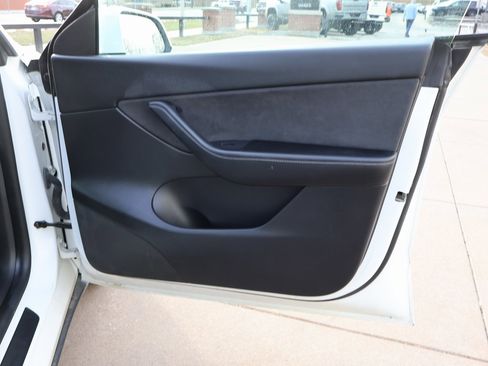 Used 2021 Tesla Model Y Long Range image 9