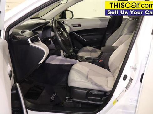 Used 2025 Toyota Corolla Cross L image 21