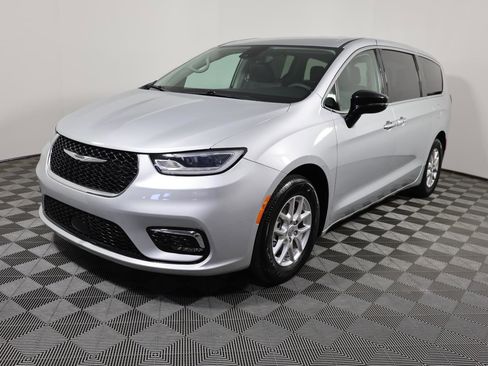Used 2024 Chrysler Pacifica Touring-L image 1