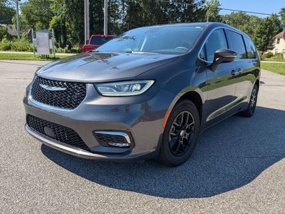 Used 2024 Chrysler Pacifica Touring-L