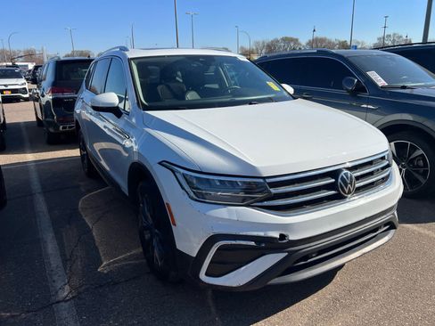 Used 2022 Volkswagen Tiguan SE w/ Panoramic Sunroof Package AWD/4WD image 3