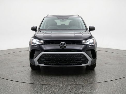 Used 2025 Volkswagen Taos SE FWD image 2