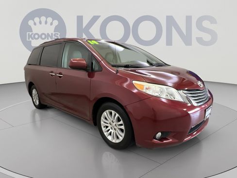 Used 2014 Toyota Sienna XLE w/ Entertainment Package FWD image 2