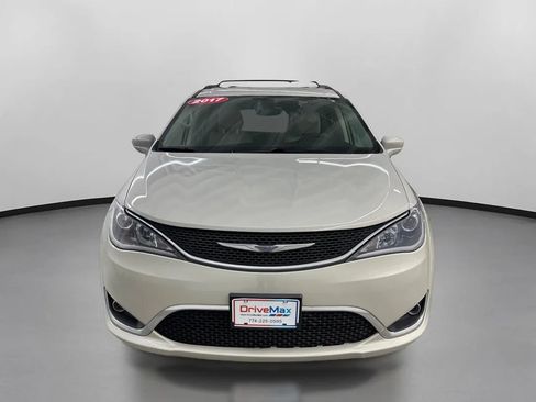 Used 2017 Chrysler Pacifica Touring-L w/ Tire & Wheel Group FWD image 2