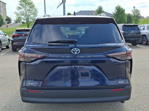 Certified 2025 Toyota Sienna XLE FWD image 5