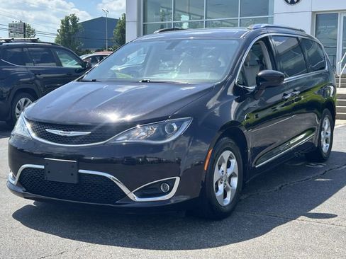 Used 2017 Chrysler Pacifica Touring-L Plus FWD image 3