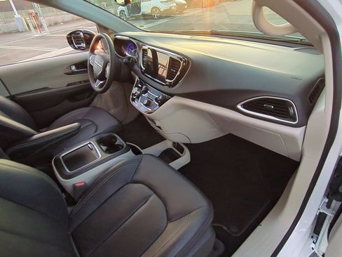 Used 2024 Chrysler Pacifica Touring-L FWD image 26