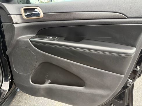 Used 2017 Jeep Grand Cherokee Laredo w/ Quick Order Package 23E image 26