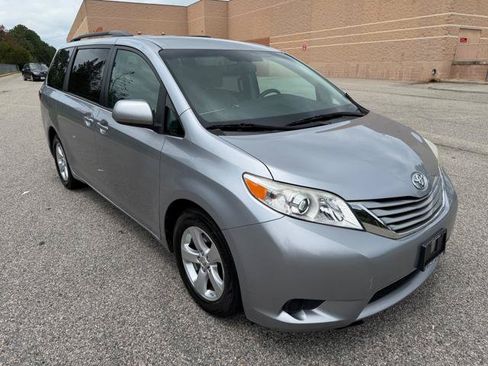 Used 2017 Toyota Sienna LE FWD image 34