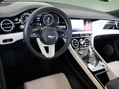 Used 2024 Bentley Continental GT V8 image 22
