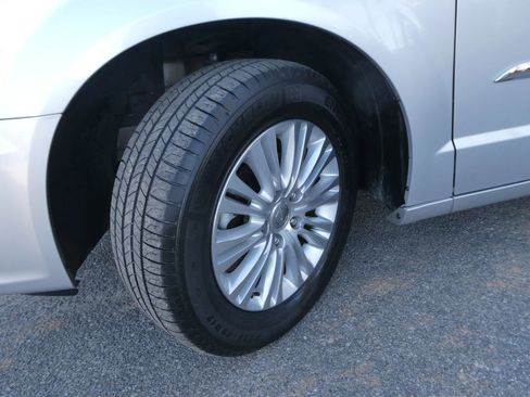 Used 2011 Chrysler Town & Country Touring-L w/ Entertainment Group #2 image 31