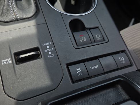 Used 2022 Toyota Highlander L FWD image 19
