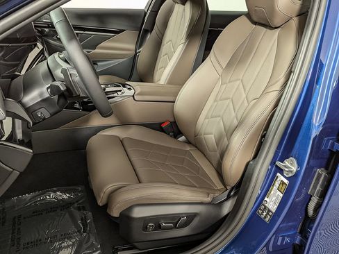 Used 2025 BMW 530i xDrive w/ Premium Package image 17