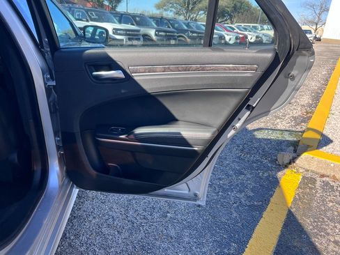 Used 2022 Chrysler 300 Touring L w/ Comfort Group image 8