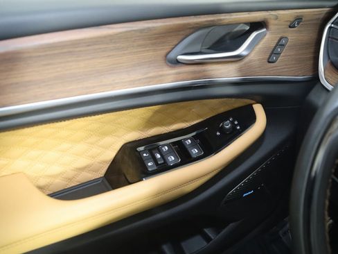 Used 2023 Jeep Grand Cherokee Summit w/ Luxury Tech Group V image 36