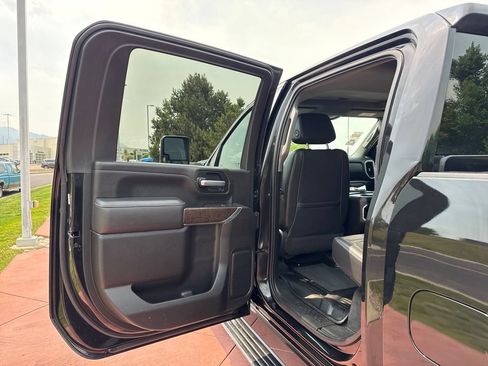 Used 2021 GMC Sierra 2500 Denali w/ Denali Black Diamond Edition AWD/4WD image 18