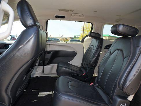 Used 2018 Chrysler Pacifica Touring-L w/ Premium Audio Group FWD image 18