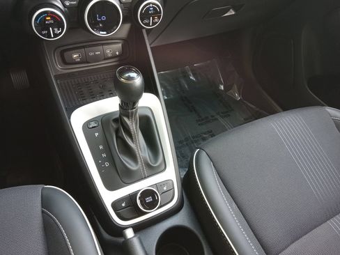 Used 2024 Hyundai Venue Limited FWD image 17