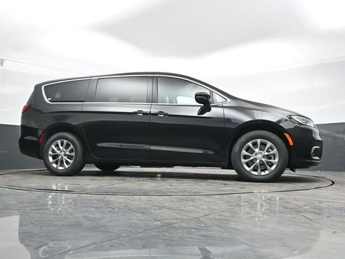 New 2026 Chrysler Pacifica Select AWD/4WD image 41