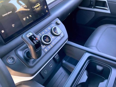 Used 2024 Land Rover Defender 110 SE image 16