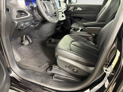 Used 2025 Chrysler Pacifica Select FWD image 9