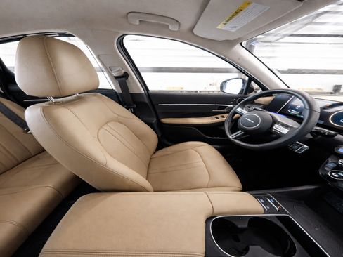 Certified 2025 Hyundai Sonata Limited FWD image 13