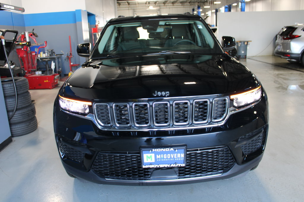 Used 2023 Jeep Grand Cherokee Laredo w/ Luxury Tech Group I AWD/4WD image 2