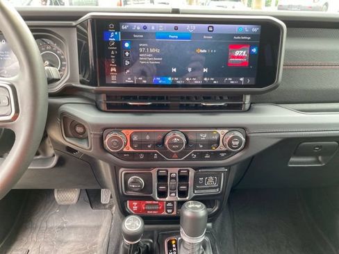 Used 2025 Jeep Wrangler Unlimited Rubicon AWD/4WD image 27